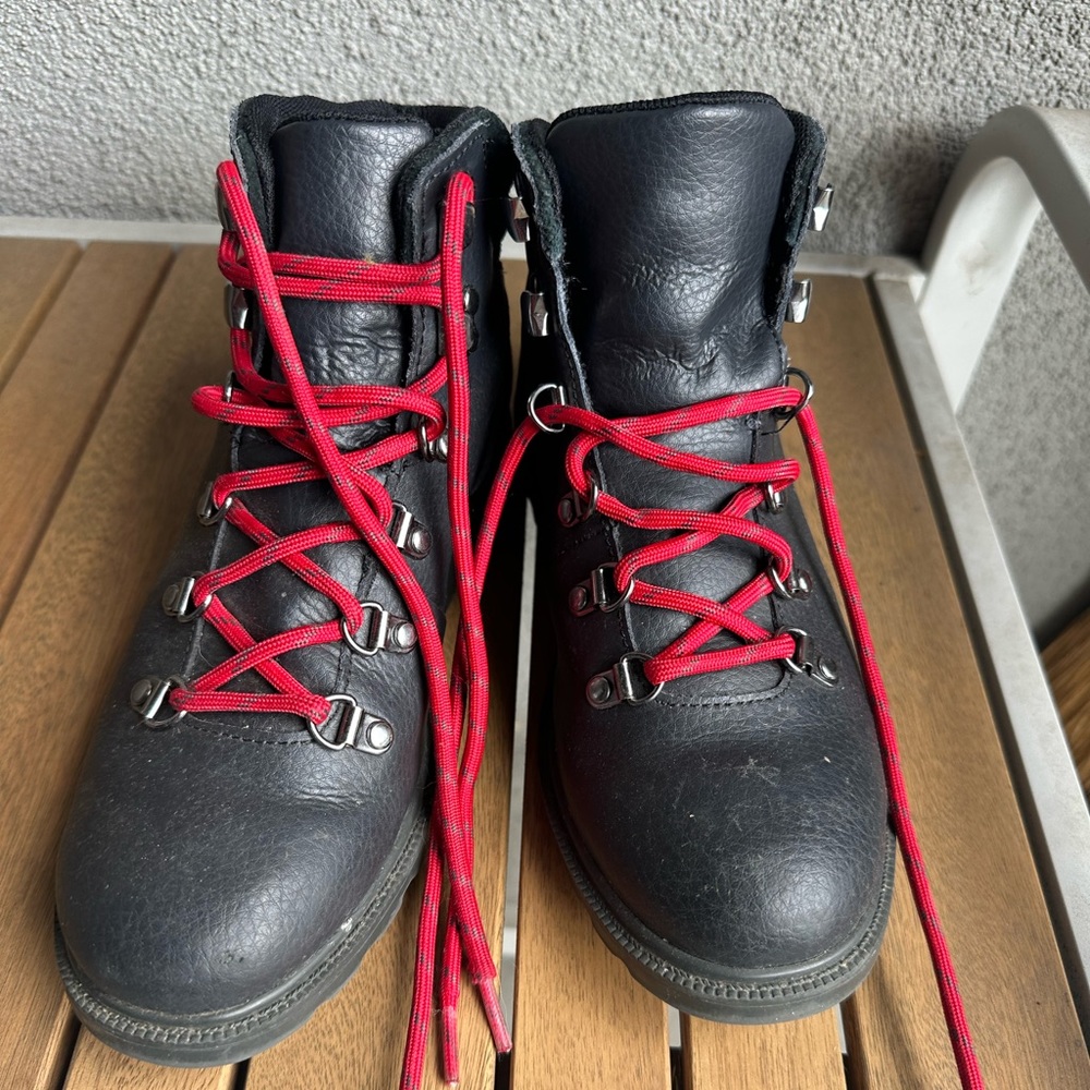 Sorel size 4 hiking /rain boots